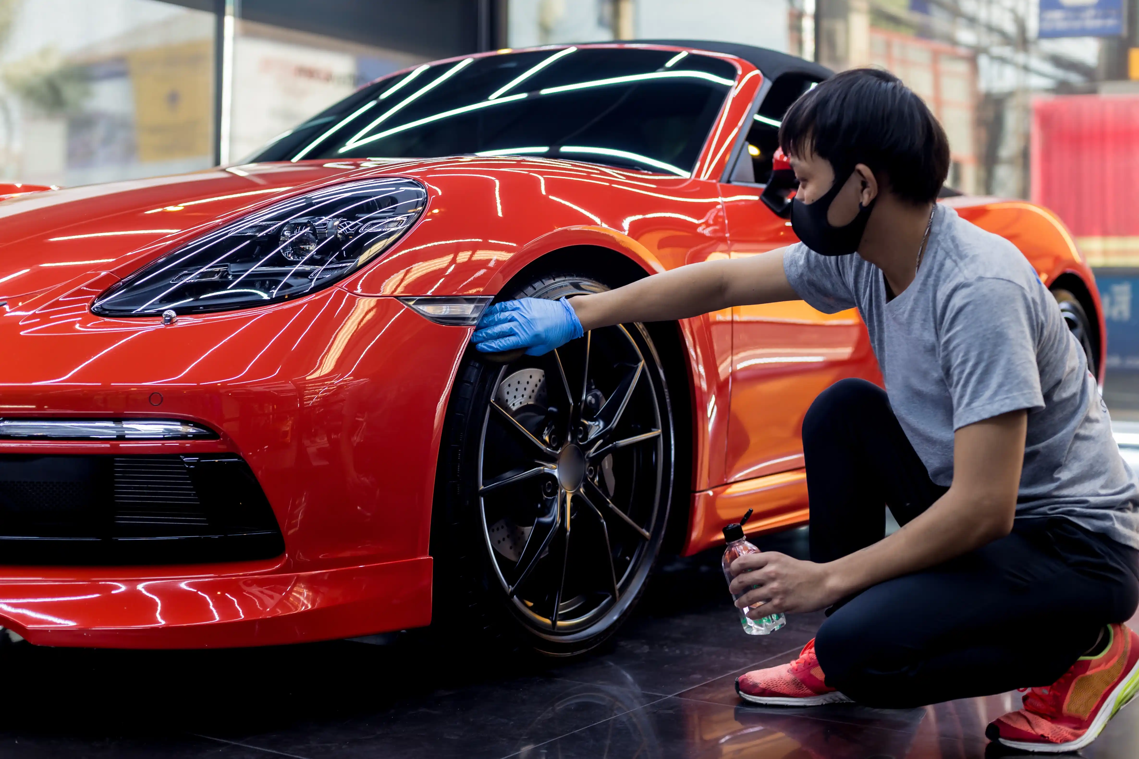 Automotive car detailing and cleaning service